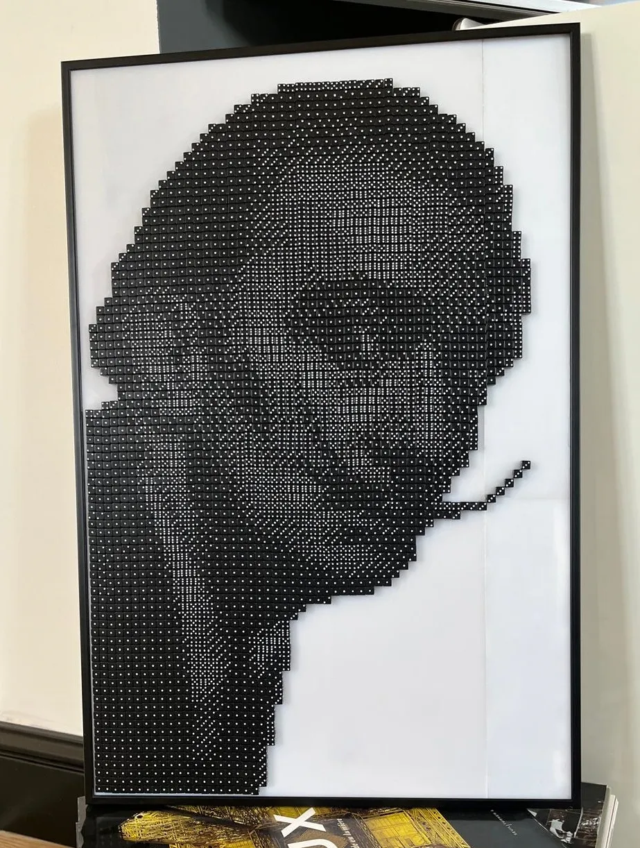 Tableau du portrait de Salvador Dalí avec des dés à jouer